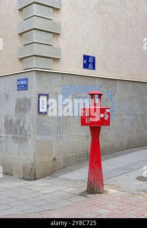 Belgrad, Serbien - 18. August 2024: Veraltete Feuerwehrleute Rote Post Telefonkommunikation in Prote Mateje und Njegoseva Street Corner im Stadtzentrum. Stockfoto