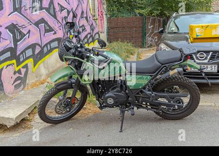 Belgrad, Serbien - 18. August 2024: New Green Royal Enfield Himalaya Enduro Motorrad parkt an der Straße im Stadtzentrum. Stockfoto