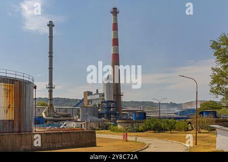 Belgrad, Serbien - 21. August 2024: Produktionsgebäude der Smurfit Kappa Paper Mill Factory in Avala Ada Huja. Stockfoto
