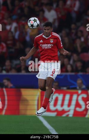 Lisboa, Portugal. Oktober 2024. Portugal, Lissabon 2. Oktober 2024 UEFA Champions League Phase 2024/25 Spieltag 2, S.L.Benfica - Atletico de Madrid v.l., Alexander Bah (S.L.Benfica) am Ball, Freisteller, Einzelbild, Ganzkörper, Aktion, Action, Spielszene Credit: dpa/Alamy Live News Stockfoto