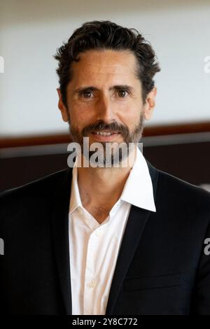 Donostia, Spanien. September 2024. Juan Diego Botto nimmt am Fotoruf „La Habitacion de Al Lado/The Room nebenan“ während des 72. Internationalen Filmfestivals San Sebastian im Kursaal Palace Teil. (Foto: Nacho Lopez/SOPA Images/SIPA USA) Credit: SIPA USA/Alamy Live News Stockfoto