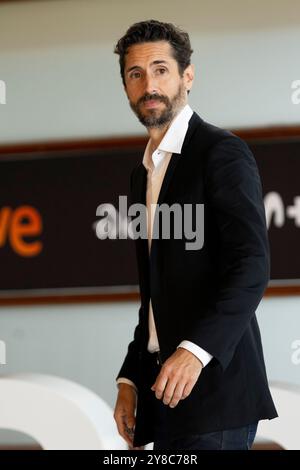 Donostia, Spanien. September 2024. Juan Diego Botto nimmt am Fotoruf „La Habitacion de Al Lado/The Room nebenan“ während des 72. Internationalen Filmfestivals San Sebastian im Kursaal Palace Teil. (Foto: Nacho Lopez/SOPA Images/SIPA USA) Credit: SIPA USA/Alamy Live News Stockfoto
