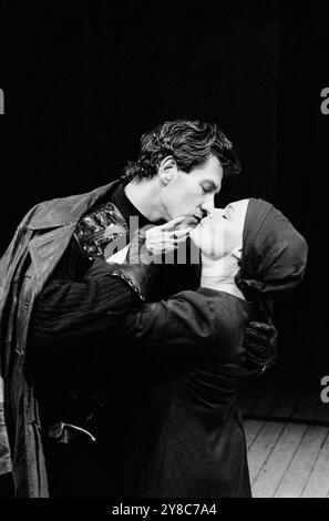 Ian McKellen (Macbeth), Judi Dench (Lady Macbeth) in MACBETH von Shakespeare bei der Royal Shakespeare Company (RSC), The Other Place, Stratford-upon-Avon, England 04/08/1976 Design: John Napier Beleuchtung: Leo Leibovici Regisseur: Trevor Nunn Stockfoto