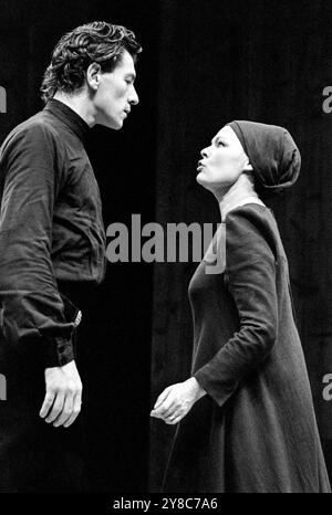 Ian McKellen (Macbeth), Judi Dench (Lady Macbeth) in MACBETH von Shakespeare bei der Royal Shakespeare Company (RSC), The Other Place, Stratford-upon-Avon, England 04/08/1976 Design: John Napier Beleuchtung: Leo Leibovici Regisseur: Trevor Nunn Stockfoto