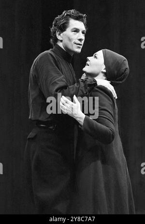 Ian McKellen (Macbeth), Judi Dench (Lady Macbeth) in MACBETH von Shakespeare bei der Royal Shakespeare Company (RSC), The Other Place, Stratford-upon-Avon, England 04/08/1976 Design: John Napier Beleuchtung: Leo Leibovici Regisseur: Trevor Nunn Stockfoto