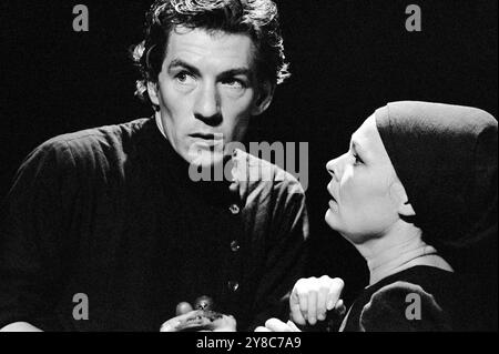 Ian McKellen (Macbeth), Judi Dench (Lady Macbeth) in MACBETH von Shakespeare bei der Royal Shakespeare Company (RSC), The Other Place, Stratford-upon-Avon, England 04/08/1976 Design: John Napier Beleuchtung: Leo Leibovici Regisseur: Trevor Nunn Stockfoto