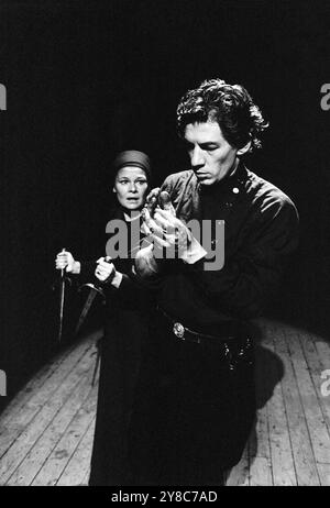 Judi Dench (Lady Macbeth), Ian McKellen (Macbeth) in MACBETH von Shakespeare bei der Royal Shakespeare Company (RSC), The Other Place, Stratford-upon-Avon, England 04/08/1976 Design: John Napier Beleuchtung: Leo Leibovici Regisseur: Trevor Nunn Stockfoto