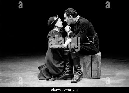 Judi Dench (Lady Macbeth), Ian McKellen (Macbeth) in MACBETH von Shakespeare bei der Royal Shakespeare Company (RSC), The Young Vic Theatre, London SE1 04/04/1978 Design: John Napier Beleuchtung: Leo Leibovici Regie: Trevor Nunn Stockfoto