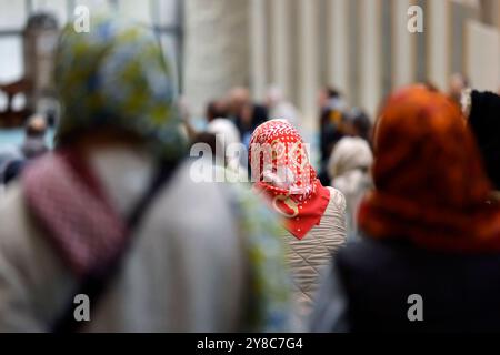 Innenansicht der DITIB Zentralmoschee in Ehrenfeld am Tag der offenen Moschee. An der Kölner Zentralmoschee darf seit 2022 freitags per Lautsprecher von einem muezzin zum Gebet gerufen werden. Themenbild, Symbolbild Köln, 03.10.2024 NRW Deutschland *** Innenansicht der DITIB Zentralmoschee in Ehrenfeld am Tag der offenen Moschee seit 2022 darf ein Muezzin freitags in der Colognes Zentralmoschee zum Gebet rufen, symbolisches Bild Köln, 03 10 2024 NRW Deutschland Copyright: XChristophxHardtx Stockfoto