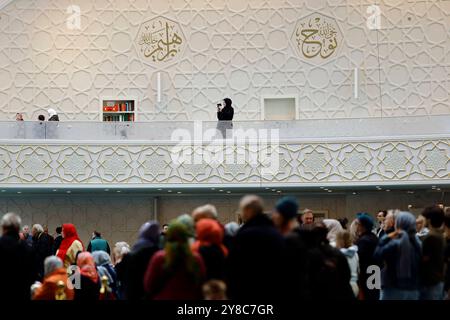 Innenansicht der DITIB Zentralmoschee in Ehrenfeld am Tag der offenen Moschee. An der Kölner Zentralmoschee darf seit 2022 freitags per Lautsprecher von einem muezzin zum Gebet gerufen werden. Themenbild, Symbolbild Köln, 03.10.2024 NRW Deutschland *** Innenansicht der DITIB Zentralmoschee in Ehrenfeld am Tag der offenen Moschee seit 2022 darf ein Muezzin freitags in der Colognes Zentralmoschee zum Gebet rufen, symbolisches Bild Köln, 03 10 2024 NRW Deutschland Copyright: XChristophxHardtx Stockfoto