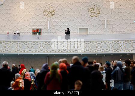 Innenansicht der DITIB Zentralmoschee in Ehrenfeld am Tag der offenen Moschee. An der Kölner Zentralmoschee darf seit 2022 freitags per Lautsprecher von einem muezzin zum Gebet gerufen werden. Themenbild, Symbolbild Köln, 03.10.2024 NRW Deutschland *** Innenansicht der DITIB Zentralmoschee in Ehrenfeld am Tag der offenen Moschee seit 2022 darf ein Muezzin freitags in der Colognes Zentralmoschee zum Gebet rufen, symbolisches Bild Köln, 03 10 2024 NRW Deutschland Copyright: XChristophxHardtx Stockfoto