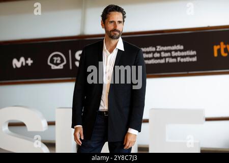 Donostia, Spanien. September 2024. Juan Diego Botto nimmt am Fotoruf „La Habitacion de Al Lado/The Room nebenan“ während des 72. Internationalen Filmfestivals San Sebastian im Kursaal Palace Teil. (Foto: Nacho Lopez/SOPA Images/SIPA USA) Credit: SIPA USA/Alamy Live News Stockfoto