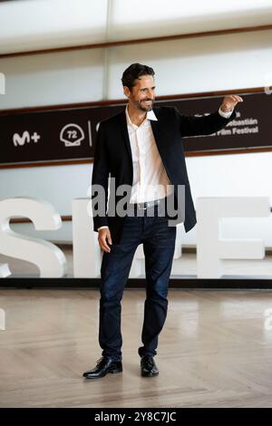 Donostia, Spanien. September 2024. Juan Diego Botto nimmt am Fotoruf „La Habitacion de Al Lado/The Room nebenan“ während des 72. Internationalen Filmfestivals San Sebastian im Kursaal Palace Teil. (Foto: Nacho Lopez/SOPA Images/SIPA USA) Credit: SIPA USA/Alamy Live News Stockfoto
