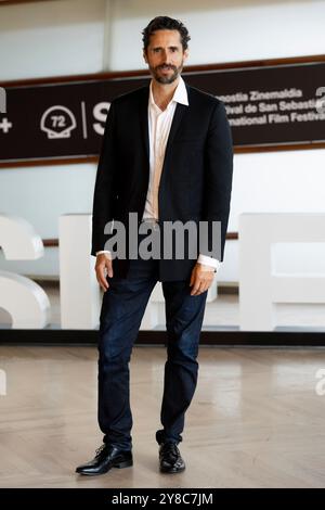 Donostia, Spanien. September 2024. Juan Diego Botto nimmt am Fotoruf „La Habitacion de Al Lado/The Room nebenan“ während des 72. Internationalen Filmfestivals San Sebastian im Kursaal Palace Teil. (Foto: Nacho Lopez/SOPA Images/SIPA USA) Credit: SIPA USA/Alamy Live News Stockfoto