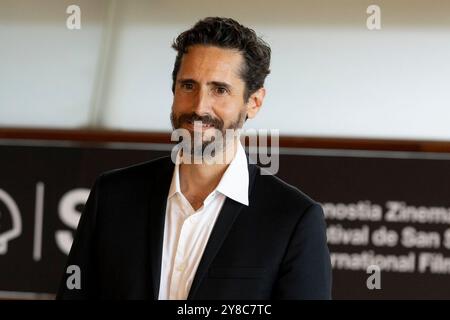 Donostia, Spanien. September 2024. Juan Diego Botto nimmt am Fotoruf „La Habitacion de Al Lado/The Room nebenan“ während des 72. Internationalen Filmfestivals San Sebastian im Kursaal Palace Teil. (Foto: Nacho Lopez/SOPA Images/SIPA USA) Credit: SIPA USA/Alamy Live News Stockfoto
