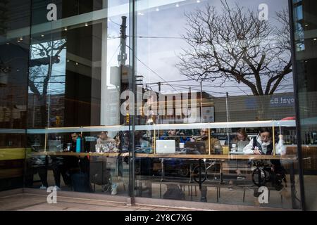 Schüler arbeiten an ihrem Laptop oder selbstständige Telearbeit in einem Starbucks Café mit einem Mitarbeiter in Toronto, der Wirtschaftshauptstadt von Cana Stockfoto