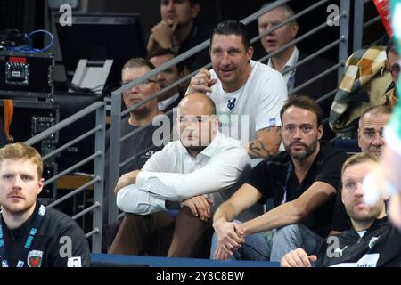 Berlin, Deutschland. Oktober 2024. 02.10.2024, Max-Schmeling-Halle, Berlin, DEU, DHB, Pokal, Fuechse Berlin gegen FRISCH AUF! Goeppingen, im Bild Paul Drux (Fuechse Berlin #95fma#), Vorstand-Sport Stefan Kretzschmar (Fuechse Berlin) Foto: Jürgen Engler/nordphoto GmbH/dpa/Alamy Live News Stockfoto