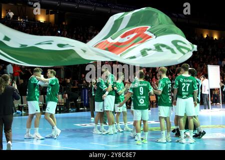 Berlin, Deutschland. Oktober 2024. 02.10.2024, Max-Schmeling-Halle, Berlin, DEU, DHB, Pokal, Fuechse Berlin gegen FRISCH AUF! Goeppingen, im Bild Fuechse-Spielerkreis, Riesenfahne Foto: Jürgen Engler/nordphoto GmbH/dpa/Alamy Live News Stockfoto