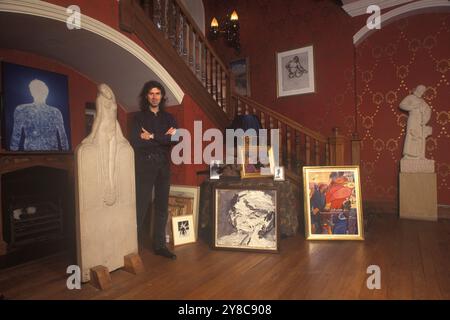 Ivor Braka Londoner Kunsthändler zu Hause in Knightsbridge mit Stücken, die er zu Hause ausgestellt hat. London, England 1990 1990S UK HOMER SYKES Stockfoto