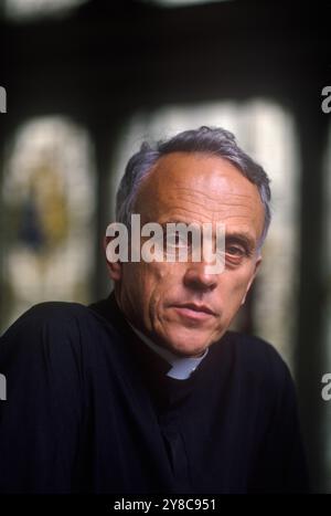 Rev. Donald Reeves. Rektor der St James's Church Piccadilly London von 1980 bis 1998. MBE Gründer und Direktor von Soul of Europe. Abgebildet in St James's Church Piccadilly, England um 1995 1990er Jahre, UK HOMER SYKES Stockfoto