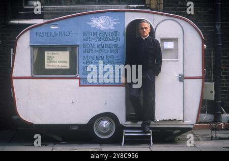 Reverend Donald Reeves. Rektor der St James's Church Piccadilly London von 1980 bis 1998. MBE Gründer und Direktor von Soul of Europe. Gehen Sie im Hilfe- und Beratungszentrum am Eingang von St. James Piccadilly. London England um die 1995 1990er Jahre Großbritannien HOMER SYKES Stockfoto