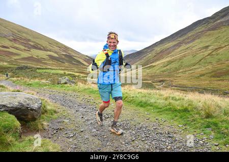 Trailläufer, die an 13 Valleys Ultra Marathon, Lake District, Cumbria, Großbritannien teilnehmen Stockfoto