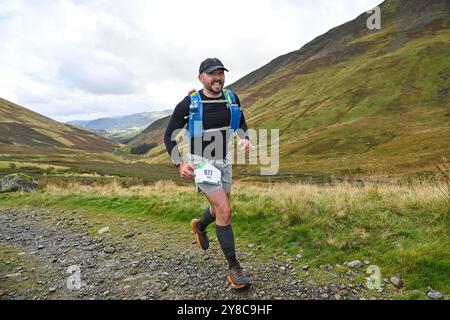 Trailläufer, die an 13 Valleys Ultra Marathon, Lake District, Cumbria, Großbritannien teilnehmen Stockfoto