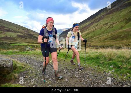 Trailläufer, die an 13 Valleys Ultra Marathon, Lake District, Cumbria, Großbritannien teilnehmen Stockfoto