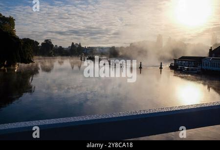 Marlow UK 4. Oktober - Dunst erhebt sich am Morgen bei Marlow in Buckinghamshire über die Themse bei willkommenem, trockenem, sonnigem Wetter : Credit Simon Dack / Alamy Live News Stockfoto