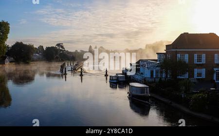 Marlow UK 4. Oktober - Dunst erhebt sich am Morgen bei Marlow in Buckinghamshire über die Themse bei willkommenem, trockenem, sonnigem Wetter : Credit Simon Dack / Alamy Live News Stockfoto