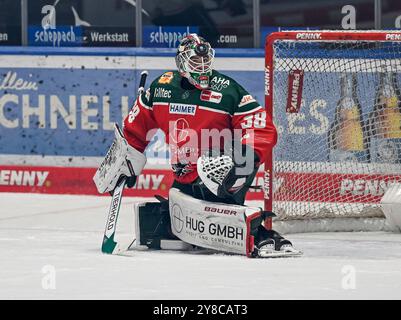 Strauss Mann (Torwart, Augsburger Panther, #38) mit Puck vor dem Gesicht. GER, Augsburger Panther gegen Iserlohn Roosters, Eishockey, DEL, 5. Spieltag, Saison 2024/2025, 02.10.2024. Foto: Eibner-Pressefoto/Heiko Feiner Stockfoto