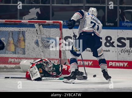 Branden Troock (Iserlohn Roosters, #71) scheitert hier an Strauss Mann (Torwart, Augsburger Panther, #38). GER, Augsburger Panther gegen Iserlohn Roosters, Eishockey, DEL, 5. Spieltag, Saison 2024/2025, 02.10.2024. Foto: Eibner-Pressefoto/Heiko Feiner Stockfoto