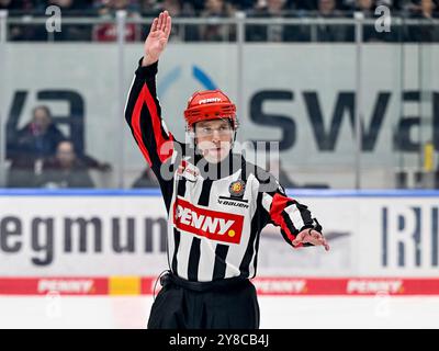 Augsburg, Deutschland. Oktober 2024. Hauptschiedsrichter Andris Ansons. GER, Augsburger Panther gegen Iserlohn Roosters, Eishockey, DEL, 5. Spieltag, Saison 2024/2025, 02.10.2024. Foto: Eibner-Pressefoto/Heiko feiner Credit: dpa/Alamy Live News Stockfoto