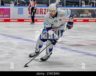 Augsburg, Deutschland. Oktober 2024. Branden Troock (Iserlohn Roosters, #71). GER, Augsburger Panther gegen Iserlohn Roosters, Eishockey, DEL, 5. Spieltag, Saison 2024/2025, 02.10.2024. Foto: Eibner-Pressefoto/Heiko feiner Credit: dpa/Alamy Live News Stockfoto