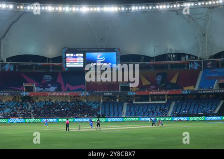 Oktober 2024, Dubai, New Delhi, Vereinigte Arabische Emirate (VAE: Stadionansicht während des Spiels Nr. 4 der Gruppe A der ICC T20 Cricket World Cup der Frauen zwischen Indien und Neuseeland im Dubai International Cricket Stadium, Dubai, Vereinigte Arabische Emirate am 04. Oktober 2024 (Foto: © Avijit das/ZUMA Press Wire) NUR ZUR REDAKTIONELLEN VERWENDUNG! Nicht für kommerzielle ZWECKE! Stockfoto