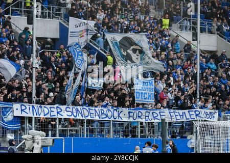 Die Fans der TSG 1899 Hoffenheim zeigen in der Fankurve ein Banner, Spruchband mit der Aufschrift: Rino der Sündenbock für eure Fehler, Solidarität mit Pellegrino Matarazzo (Rino, Trainer, Cheftrainer, Hoffenheim, nicht im Bild), Protestaktion, Protestaktion, protestieren, Aktion, Aktion, Fans, Ultras Publikum, Zuschauer, Stimmung, Atmosphäre, Stadion, 03.10.2024, Sinsheim (Deutschland), Fussball, UEFA Europa League, GRUPPENPHASE, TSG 1899 HOFFENHEIM - DYNAMO KIEW, VORSCHRIFTEN VERBIETEN DIE VERWENDUNG VON FOTOGRAFIEN ALS BILDSEQUENZEN UND/ODER QUASI-VIDEO. Stockfoto