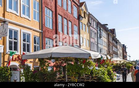 Farbenfrohe Nyhavn mit traditionellen Häusern und Restaurants. Kopenhagen, Dänemark - 3. Oktober 2024 Stockfoto