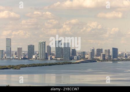 Panoramablick auf die Skyline von Miami, gesehen von einem Hochhaus in Miami Beach, FL am 3. Oktober 2024 Stockfoto