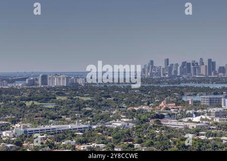 Panoramablick auf die Skyline von Miami, gesehen von einem Hochhaus in Miami Beach, FL am 3. Oktober 2024 Stockfoto