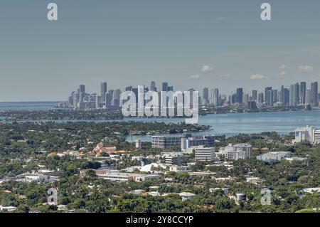 Panoramablick auf die Skyline von Miami, gesehen von einem Hochhaus in Miami Beach, FL am 3. Oktober 2024 Stockfoto