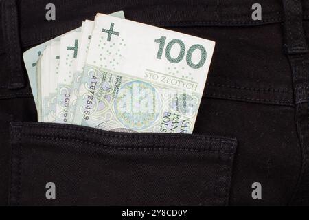 Polnische 100-Zloty-Banknoten in schwarzer Jeanstasche Stockfoto