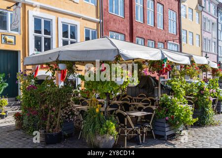 Farbenfrohe Nyhavn mit traditionellen Häusern und Restaurants. Kopenhagen, Dänemark - 3. Oktober 2024 Stockfoto