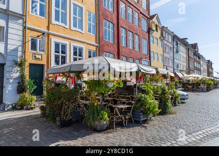 Farbenfrohe Nyhavn mit traditionellen Häusern und Restaurants. Kopenhagen, Dänemark - 3. Oktober 2024 Stockfoto