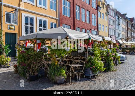 Farbenfrohe Nyhavn mit traditionellen Häusern und Restaurants. Kopenhagen, Dänemark - 3. Oktober 2024 Stockfoto