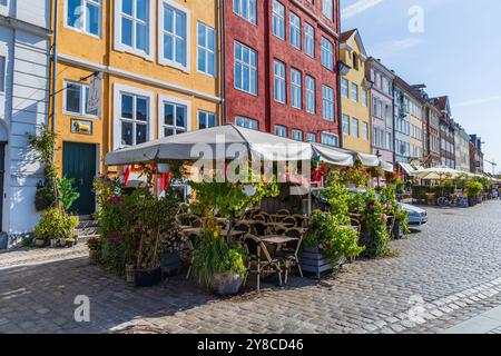 Farbenfrohe Nyhavn mit traditionellen Häusern und Restaurants. Kopenhagen, Dänemark - 3. Oktober 2024 Stockfoto