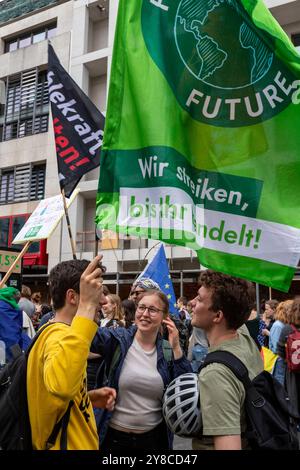 Berlin, Deutschland 31-5-2024: Junge Gruppe pf-Aktivist mit Fahnen während eines Freitags für eine zukünftige Demonstration in der deutschen Hauptstadt. Stockfoto