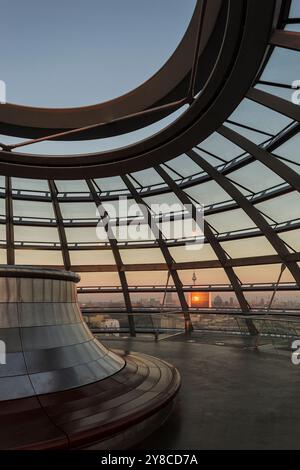 BERLIN, DEUTSCHLAND – 11. März 2014: Blick auf die Aussichtsplattform unter freiem Himmel auf dem Reichstagsdom bei Sonnenuntergang Stockfoto