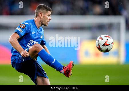 Sinsheim, Deutschland. Oktober 2024. Andrej Kramaric (Hoffenheim, 27), am Ball, Einzelbild, Einzelfoto, Aktion, 03.10.2024, Sinsheim (Deutschland), Fussball, UEFA Europa League, Gruppenphase, TSG 1899 Hoffenheim - Dynamo Kiew, BESTIMMUNGEN VERBIETEN DIE VERWENDUNG VON FOTOS ALS BILDSEQUENZEN UND/ODER QUASI-VIDEO. Quelle: dpa/Alamy Live News Stockfoto