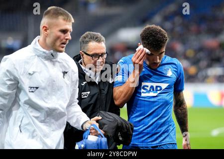 Sinsheim, Deutschland. Oktober 2024. Valentin Gendrey (Hoffenheim, 15) muss behandelt werden, verletzt, Verletzung, Verletzungspause, Action, Aktion, Spielszene, 03.10.2024, Sinsheim (Deutschland), Fussball, UEFA Europa League, Gruppenphase, TSG 1899 Hoffenheim - Dynamo Kiew, BESTIMMUNGEN VERBIETEN DIE VERWENDUNG VON FOTOS ALS BILDSEQUENZEN UND/ODER QUASI-VIDEO. Quelle: dpa/Alamy Live News Stockfoto