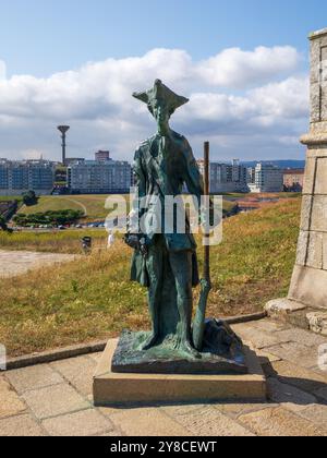 A Coruña, Spanien. August 2024. König Carlos Soldier Statue vor dem Turm des Herkules, La Coruna Stockfoto